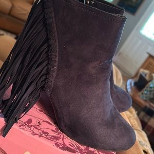 Navy Fringed ankle boots And they are suede!